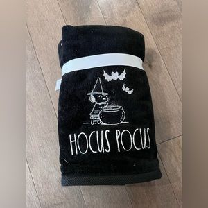 Rae Dunn Set of 2 Luxe Hand Towels Halloween "HOCUS POCUS" Snoopy Black NWT